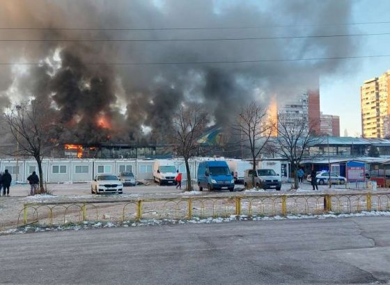 Veliki požar u Kineskom trgovačkom centru u Beogradu