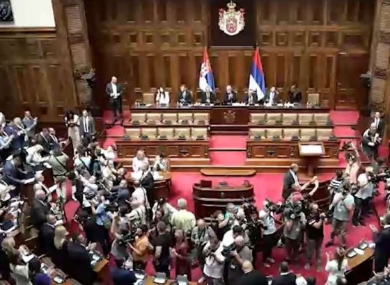 Konstituiran novi saziv srbijanske Skupštine, oporba položila zakletvu u predvorju