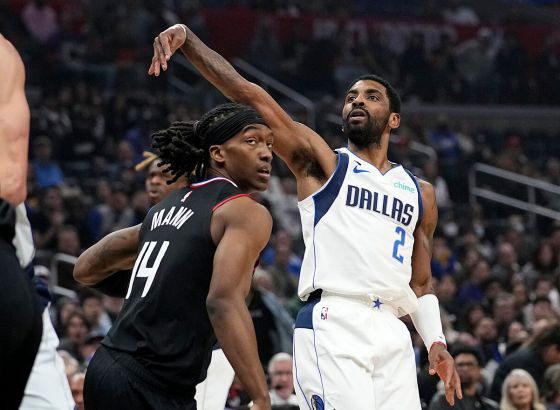 Kyrie Irving se vratio, Dallas slavio u Philadelphiji