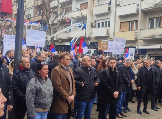 Srbi u Sjevernoj Mitrovici prosvjeduju, Kurti ističe da Kosovo neće mijenjati odluku CBK
