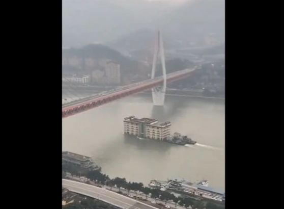 Nevjerovatan snimak iz Kine: Cijelu zgradu prevoze brodom (VIDEO)