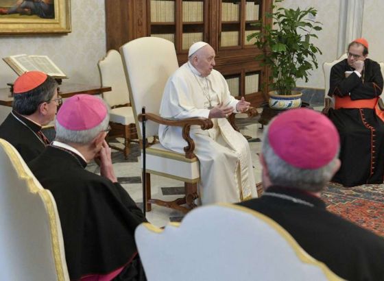 Papa Franjo još pati od prehlade, ograničio govore u javnosti