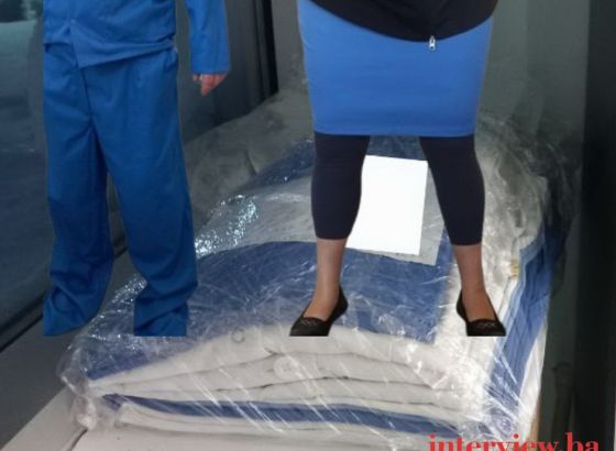FOTOGRAFIJE NEMARA Neraspakovane uniforme od 400.000 KM razbacane po domovima zdravlja