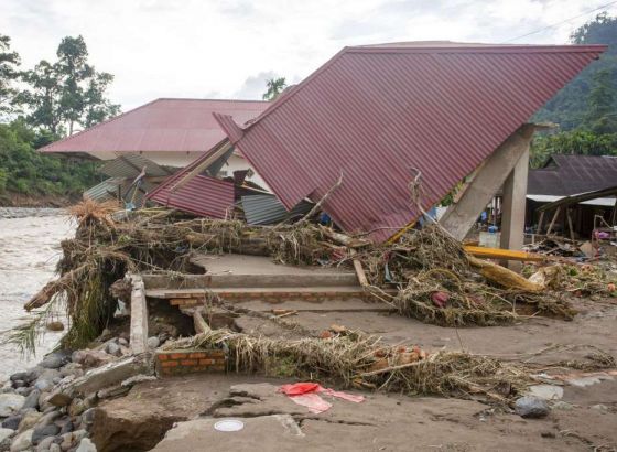 U poplavama u Indoneziji 26 poginulih i najmanje šest nestalih