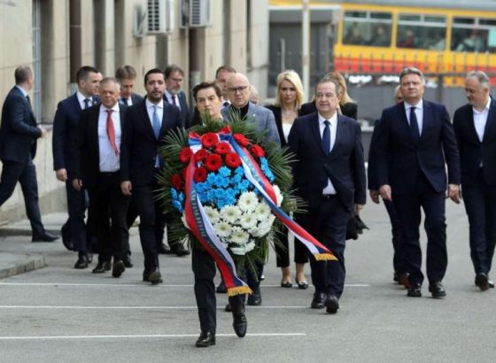 Brnabić i članovi Vlade Srbije položili cvijeće na mjestu gdje je ubijen Đinđić