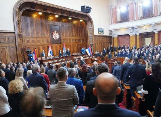 Skupština Srbije: Sjednica nastavljena uzajamnim optužbama i uvredama vladajućih i oporbe