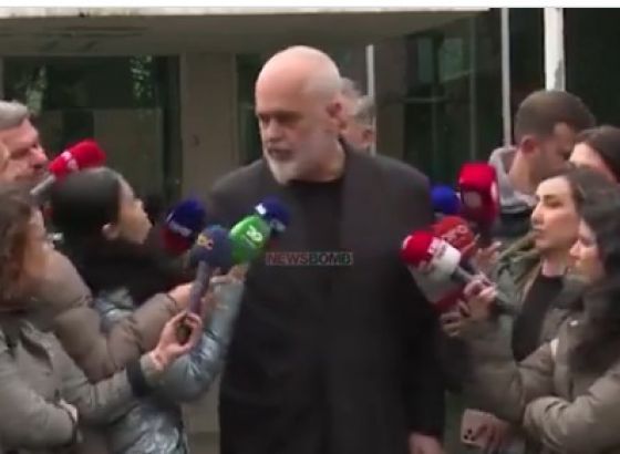 Nije mu se svidjelo pitanje: Edi Rama napravio skandal, odgurnuo novinarku (VIDEO)