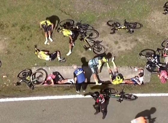 Stravičan pad u Baskiji: U jednoj krivini ispali osvajači Tura, Đira i Vuelte, Vengegord završio na nosilima