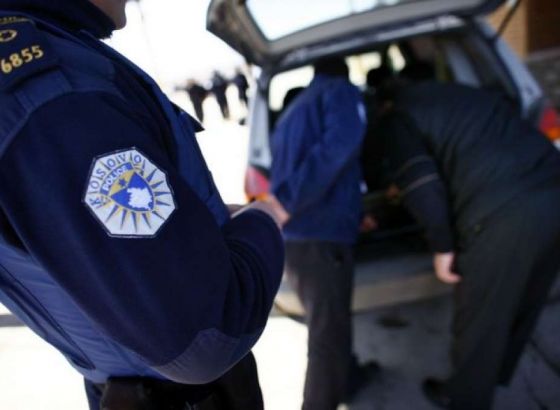 Priština: U eksploziji ručne bombe oštećeno šest automobila