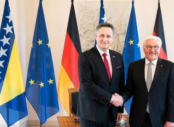 Berlin - Bećirović poklonio Steinmeieru knjigu Dževada Karahasana 'Noćno vijeće'
