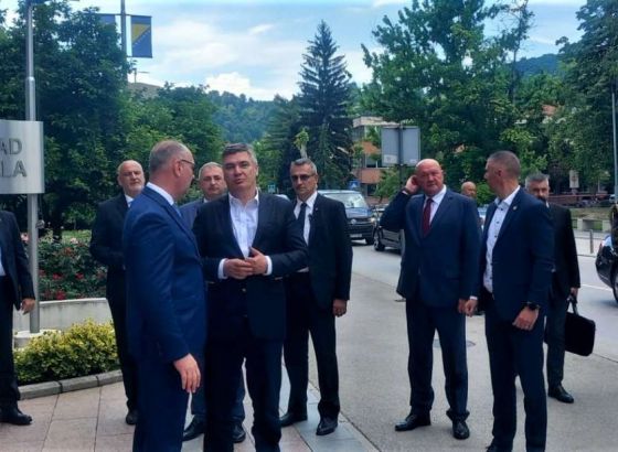 ŽESTOKA REAKCIJA DEMOKRATSKE FRONTE: Milanović je jedan od rijetkih koji se nije poklonio nedužnim žrtvama u Tuzli