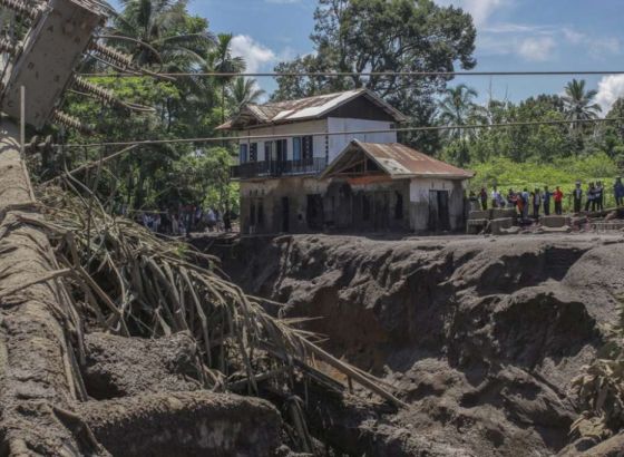 Više od 40 poginulih u poplavama i odronu hladne lave u Indoneziji