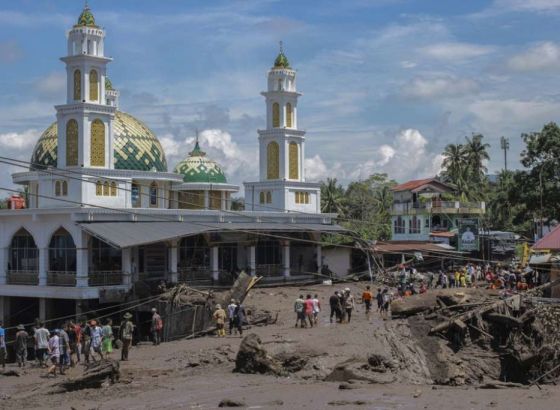 Najmanje 12 poginulih u poplavama u Indoneziji