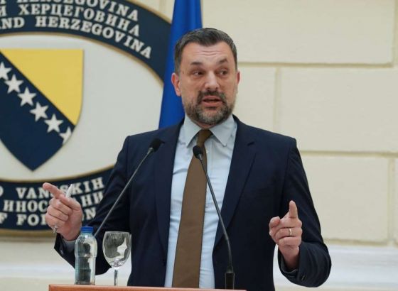 Konaković uputio otvoreno pismo Varhelyiju: Od čega to Vučić, Dodik i Vi branite srpski narod?