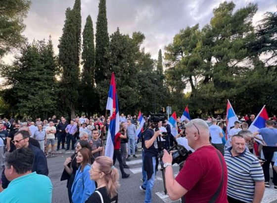 Prosvjedi u Podgorici: Usvajanje Rezolucije o Srebrenici doprinijet će sukobima na Balkanu