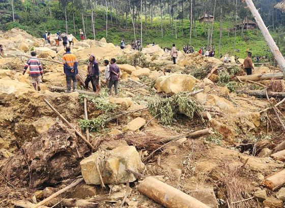 U razornom klizištu zatrpano čak 2.000 ljudi u Papua Novoj Gvineji