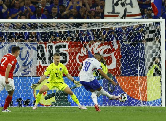 Promašaji Mbapea nisu kažnjeni: Francuska dominirala, za pobjedu je morala da dočeka autogol