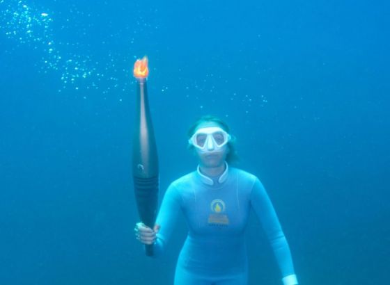 Olimpijska baklja na putu prema Parizu prešla Mediteran, a čak je ronila i pod morem