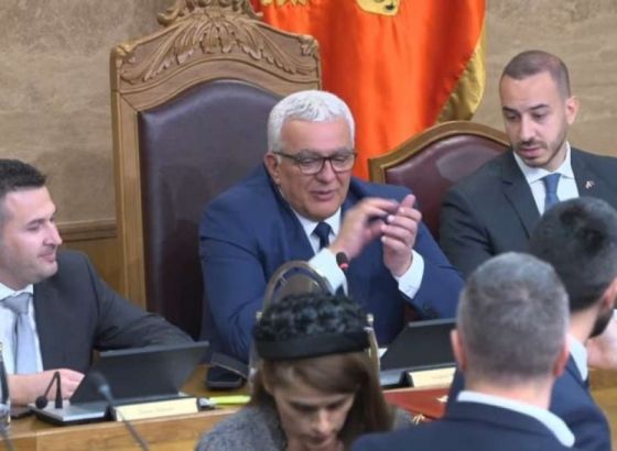 Crna Gora: Premijerski sat nije održan, DPS blokirao govornicu