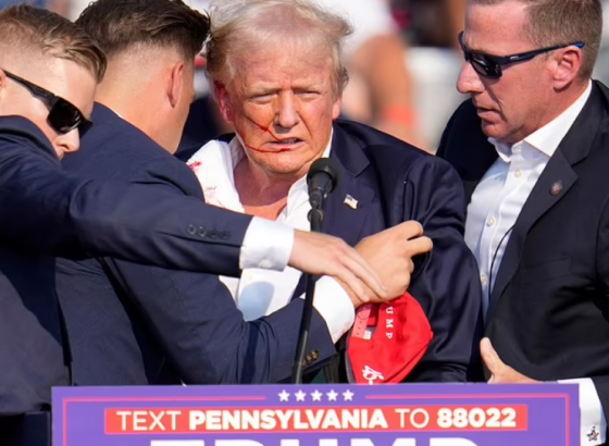 PUCNJAVA U PENSILVANIJI: Trump okrznut metkom, ubijeni napadač i jedan od posjetitelja predizbornog skupa