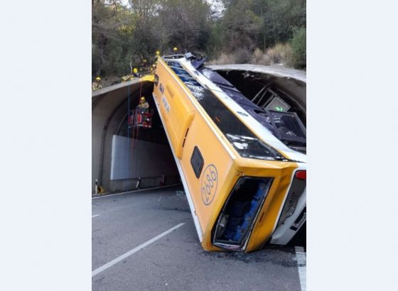 U bizarnoj nesreći u Španiji autobus zapeo na izlazu iz tunela u skoro okomitom položaju