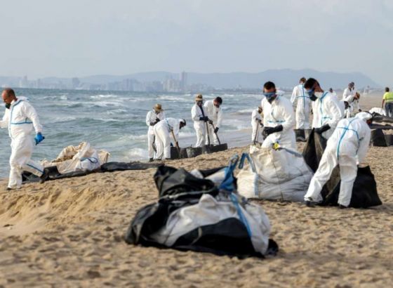 Valencia zatvorila tri plaže zbog naftne mrlje