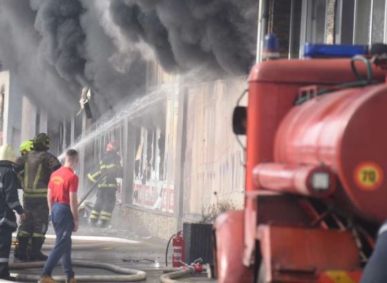 Požar u šibenskom Dalmare centru lokaliziran, nema ozlijeđenih