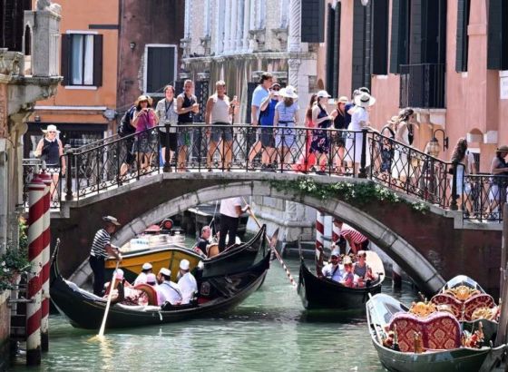 Venecija će ograničiti broj turističkih grupa na najmanje 25 ljudi