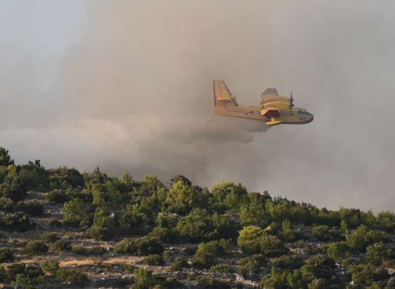 Treći dan borbe s vatrom u Tučepima i Vrsinama