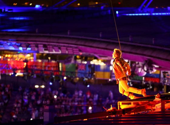 Grad svjetlosti obasjao put do Grada anđela - Tom Kruz skočio sa Stad de Fransa i odnio olimpijsku zastavu u LA