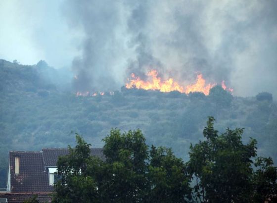 Požar u Žrnovnici gasi 250 vatrogasaca