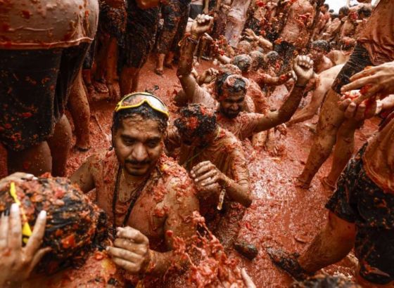 Španski grad Bunol natopljen crvenom bojom tokom festivala Tomatina
