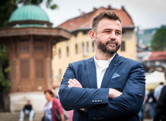Gratz: U uređenim državama građani imaju bolja auta od političara, a kod nas je obratno