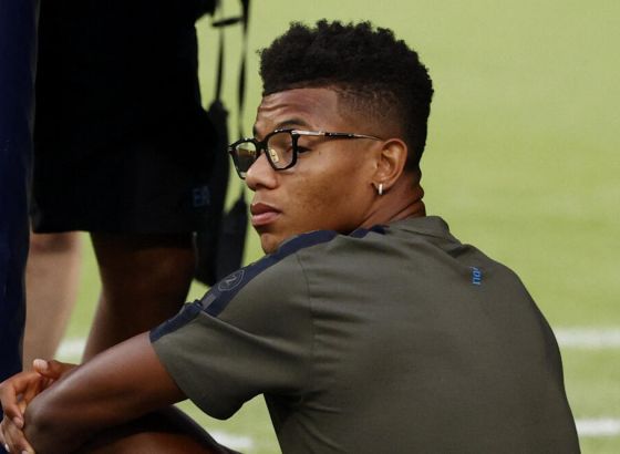 David Neres blista na terenu, njegov sat na ruci huligana