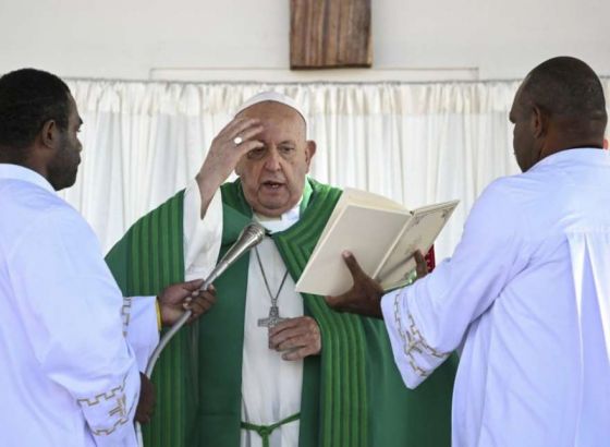 Papa Franjo dostavio medicinske potrepštine udaljenom gradu u džungli
