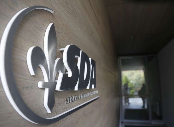 SDA: Svi bitni ekonomski pokazatelji u padu, a događa se i potpuni zastoj NATO i EU puta