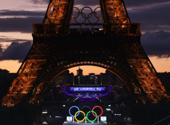 Sklonjeni olimpijski krugovi sa Ajfelovog tornja