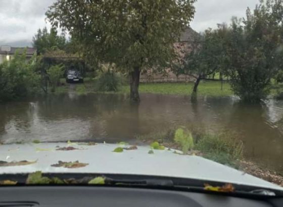 U Crnoj Gori obilna kiša izazvala poplave, odsječena neka sela