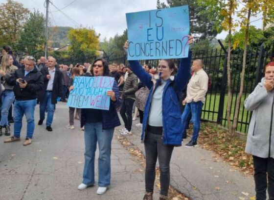 Lajčak se sastaje s Bislimijem dok Srbi prosvjeduju u Mitrovici zbog uhićenja srpskog čelnika