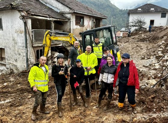 Volonteri u Donjoj Jablanici:Prvo bager razvali zid ispod prozora i izvadi blato sa sredine sobe,onda uđemo mi sa lopatama i ...