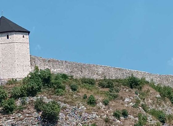 Tešnjak iskrvario u bolnici od ubodne rane u predjelu butine, koju je navodno zadobio u svojoj kući