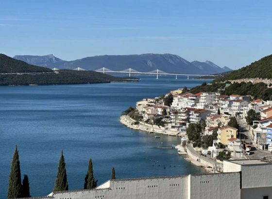Turisti još uvijek prisutni u Neumu, fokus na zadržavanju domaće radne snage kroz bolje uvjete