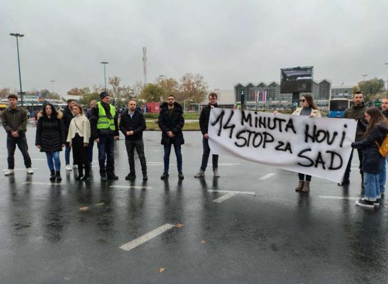Novi Sad: Građani zaustavili promet četrnaesti dan od tragedije na željezničkom kolodvoru