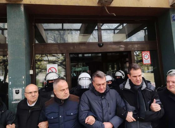 Srbijanska oporba i dalje blokirala Tužiteljstvo u Novome Sadu zbog tragedije kod kolodvora