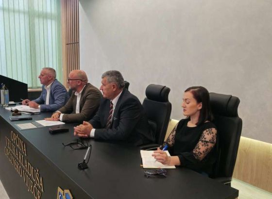Nakon što je Horvat preuzeo dužnost načelnika, prva sjednica Vlade USK u Velikoj Kladuši