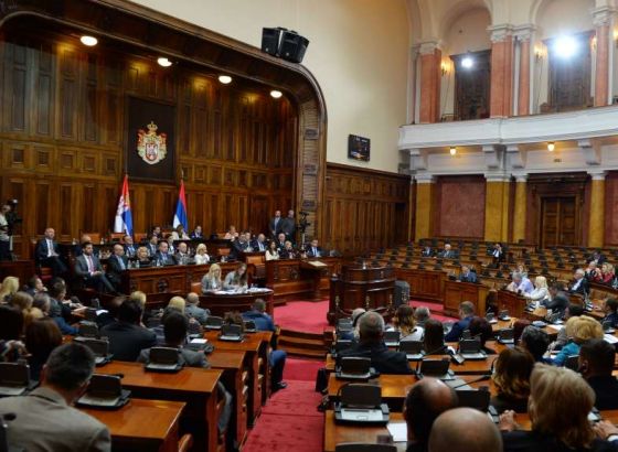 Incidenti na sjednici Skupštine Srbije dodatno produbili političku krizu u zemlji