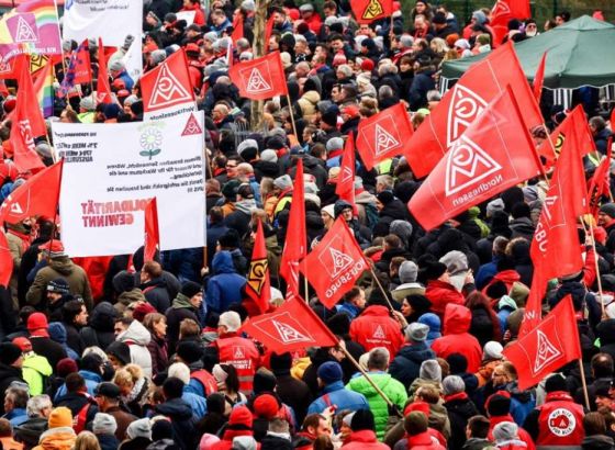 Deseci hiljada radnika Volskwagena u štrajku širom Njemačke