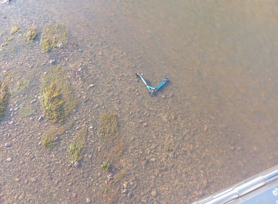 Nema kraja vandalizmu: Električni romobil opet završio u Miljacki (FOTO)