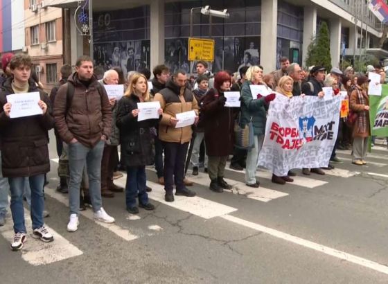 Studenti širom Srbije u tišini odali poštu stradalima u nesreći u Novom Sadu