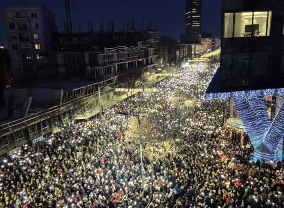 Blokiran centar Beograda: Nepregledne kolone ljudi na ulicama, nema internet signala